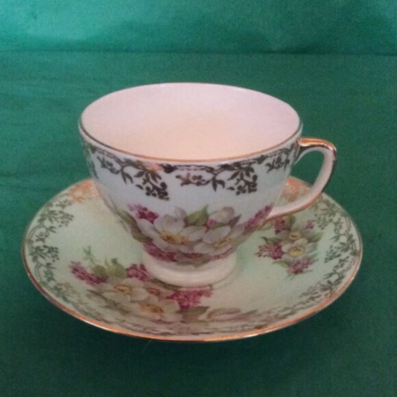 OLD ROYAL BONE CHINA CUP & SAUCER - Picture 1 of 3